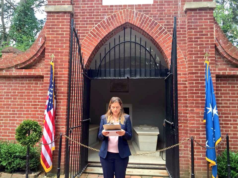 PrincSeborga's tweet photo. Marcello e Nina di Seborga hanno visitato @MountVernon, casa di George Washington #SeborgaInUSA http://t.co/3fVT8JeqCn