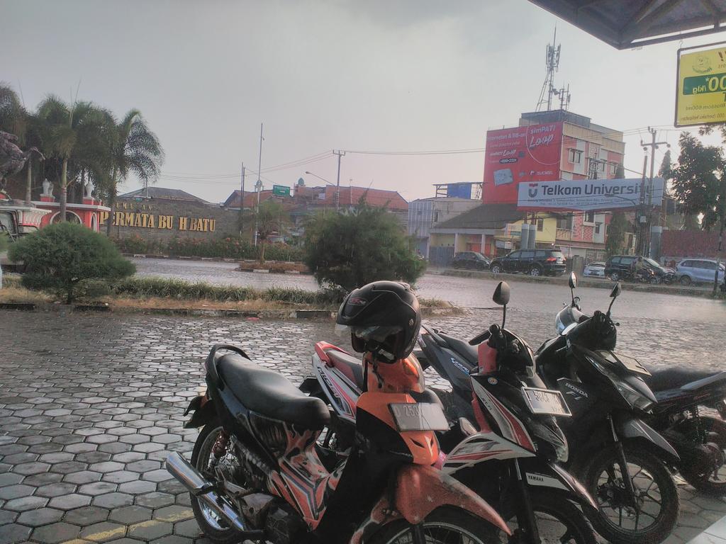 YAyedi's tweet photo. Kawasan telkom university hujan,, Alhamdullilah,, http://t.co/sA1YmzIXph