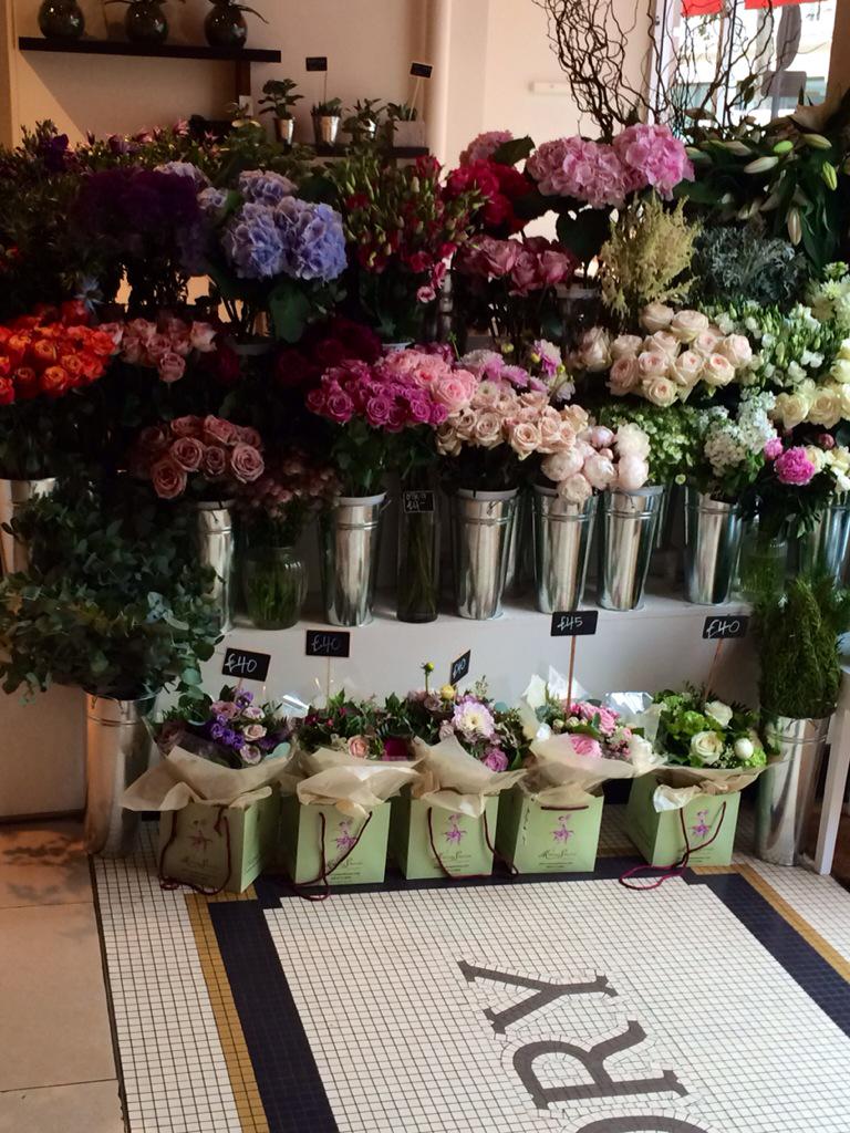 EchoDesignUK's tweet photo. These blooms brightened up a grey day this morning @villandry_UK #FlowerPower http://t.co/9i7ztYw9wL