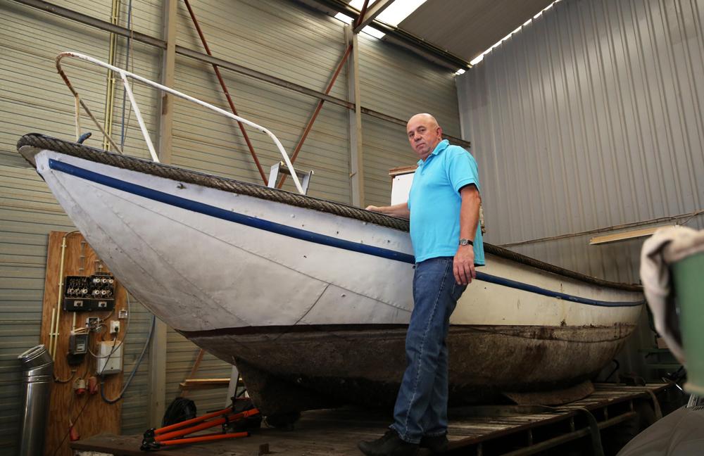 Oud voetveer van 'ome Kees (Ooms) de Veerman terug in Groot-Ammers en bijna vaarklaar: janvolwerk.com/2015/08/12/oud…