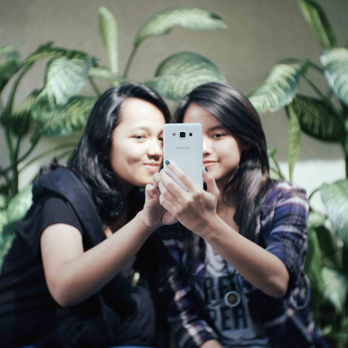 samsungID's tweet photo. Selfie bersama teman semakin seru berkat fitur Wide Selfie pada Galaxy A. Mau coba ? #BeginWithA http://t.co/0SryJgYjnF