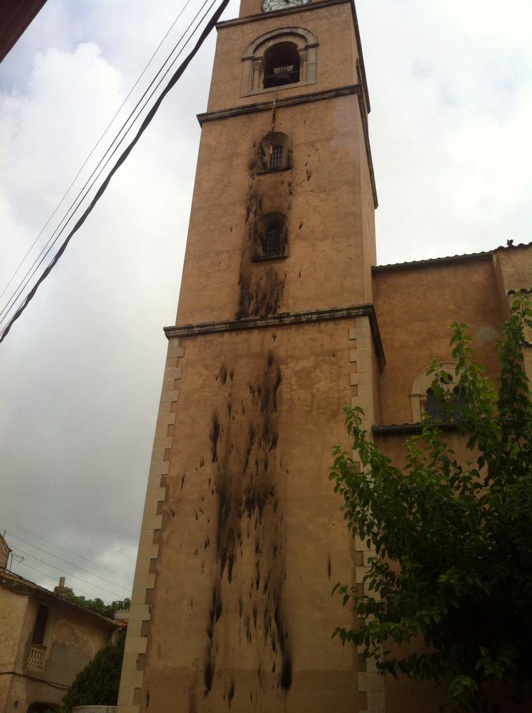 Han cremat una Senyera penjada de dalt a baix del campanar de Llorenç del Penedès. Quina vergonya...