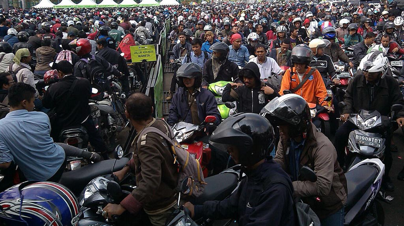 Ribuan Orang Berlomba Jadi Tukang Ojek. goo.gl/9mwe6u