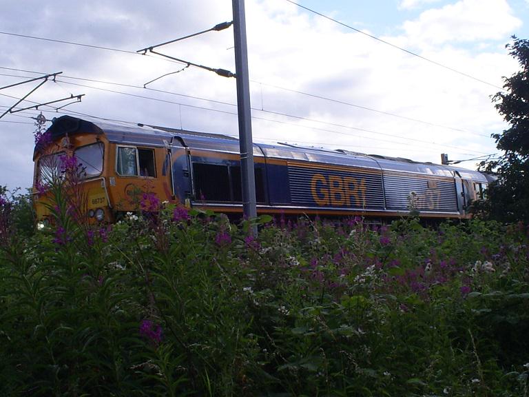 fladgy's tweet image. 24-wagon Alcan freightTrain in Eburgh en-route from UK's last aluminium smelter at Fort William to Blyth @RailConnect