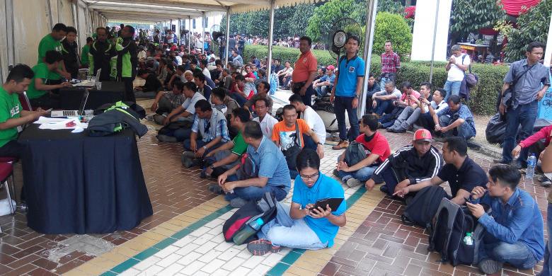 Antre Jadi Pengojek dari Pukul 07.00, Sudah Dapat Nomor 1.000. kom.ps/AFtGgQ