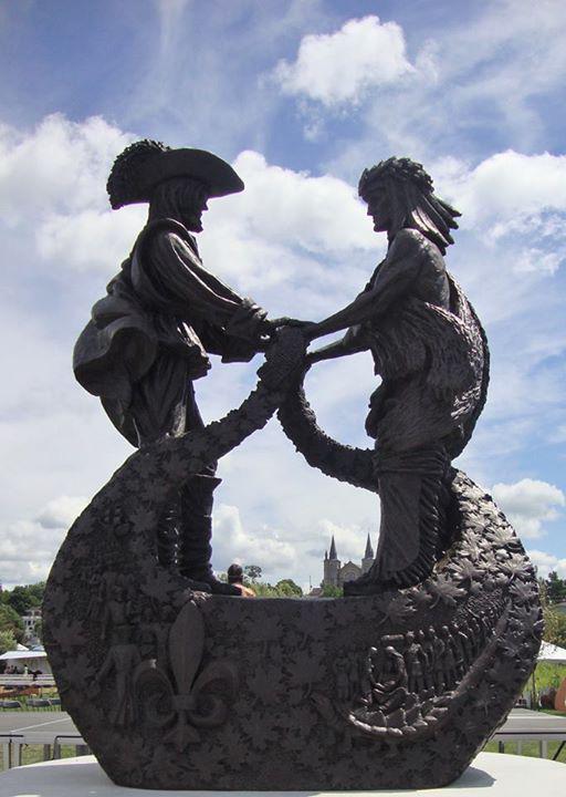 champlain1615's tweet photo. La rencontre entre Samuel de Champlain et le chef Huron-Ouendat, dévoilée à Penetanguishene le 1er août. http://t.co/CHHWS7KzHY