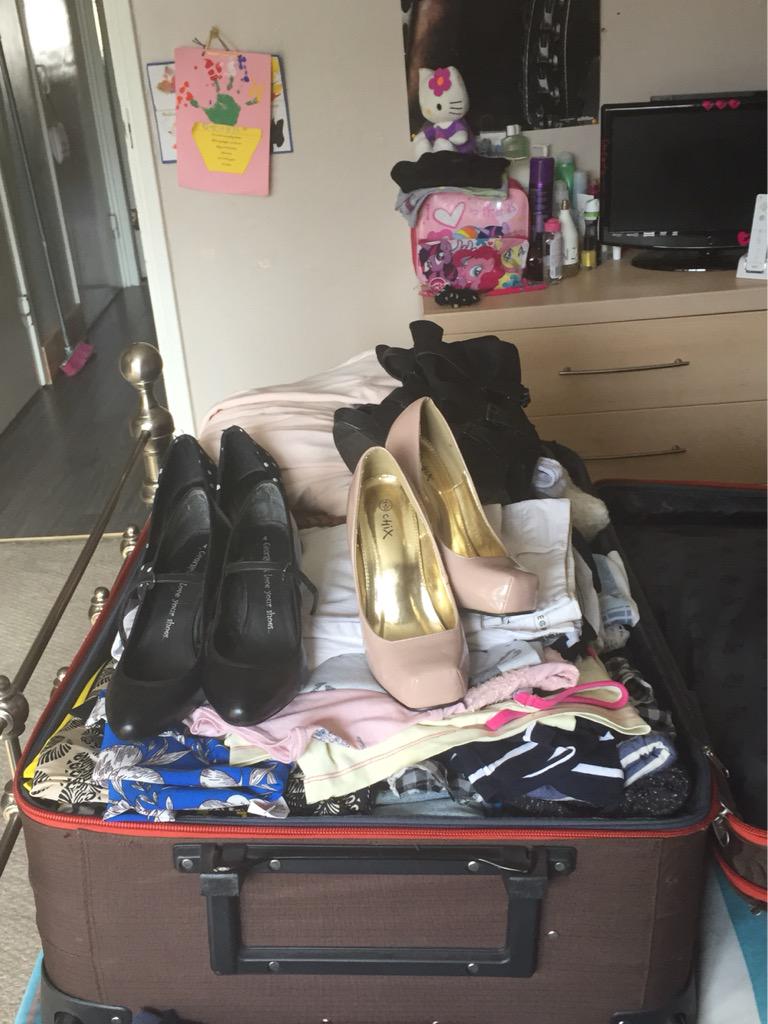 Kezzie_D's tweet photo. This isn't working, still have make-up to pack &amp; underwear ffs. Seriously need another case 👎🏻😡 http://t.co/651zZZ88Q2