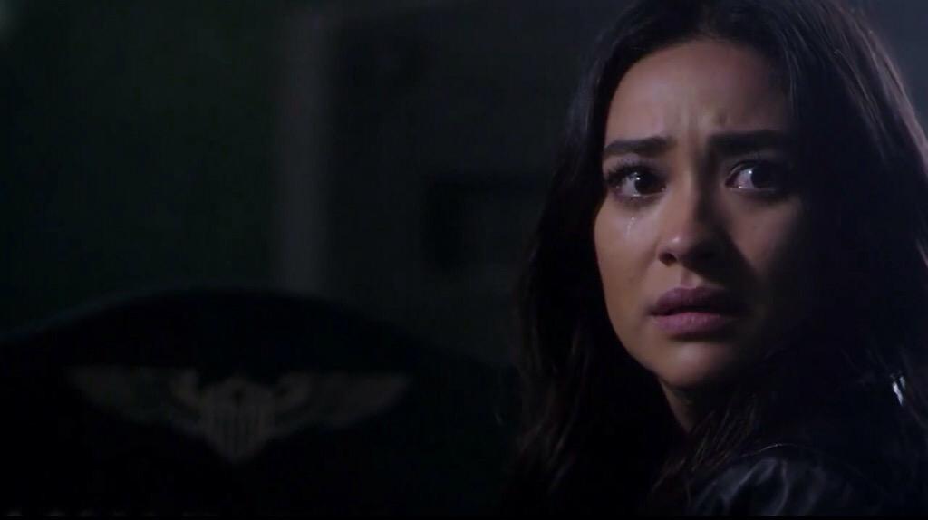 PrettyKisses_A's tweet image. Emily sees Sara at a graveyard. What that BITCH doing there? #5YearsForward #PLLTimeJump #PLL