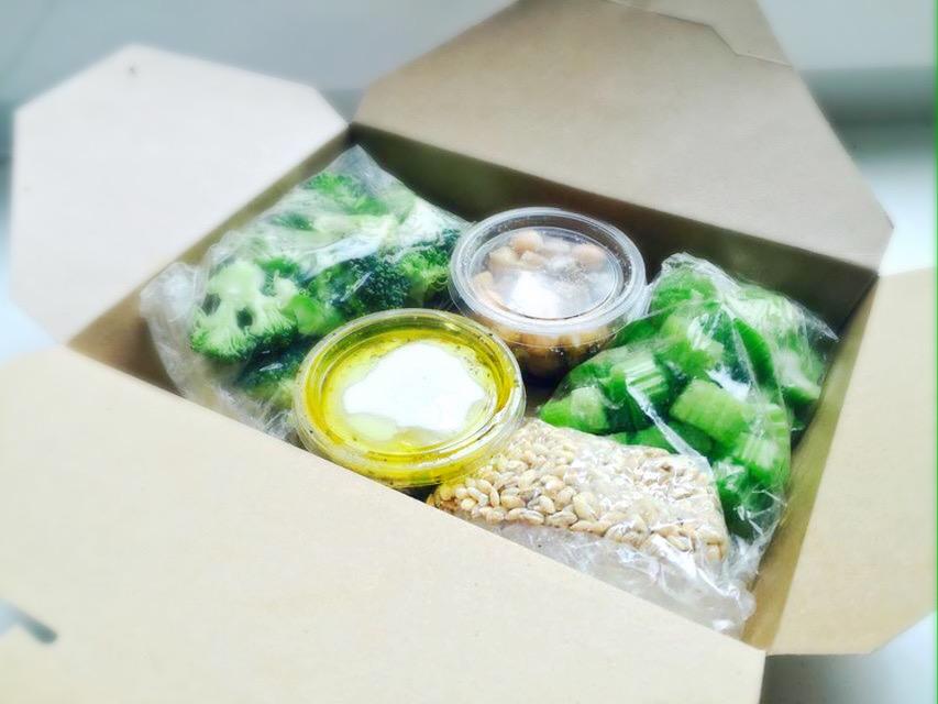 today's evening delivery. pack with ingredients for a green power salad. Quick and so healthy!#healthyfood#vegetarian