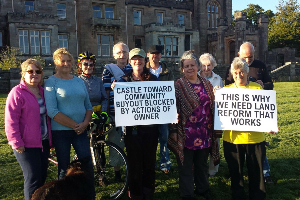 Common_Weal's tweet photo. The #CastleToward group showing their support for #OurLand —send in your posters too! http://t.co/v1udK0DSlH