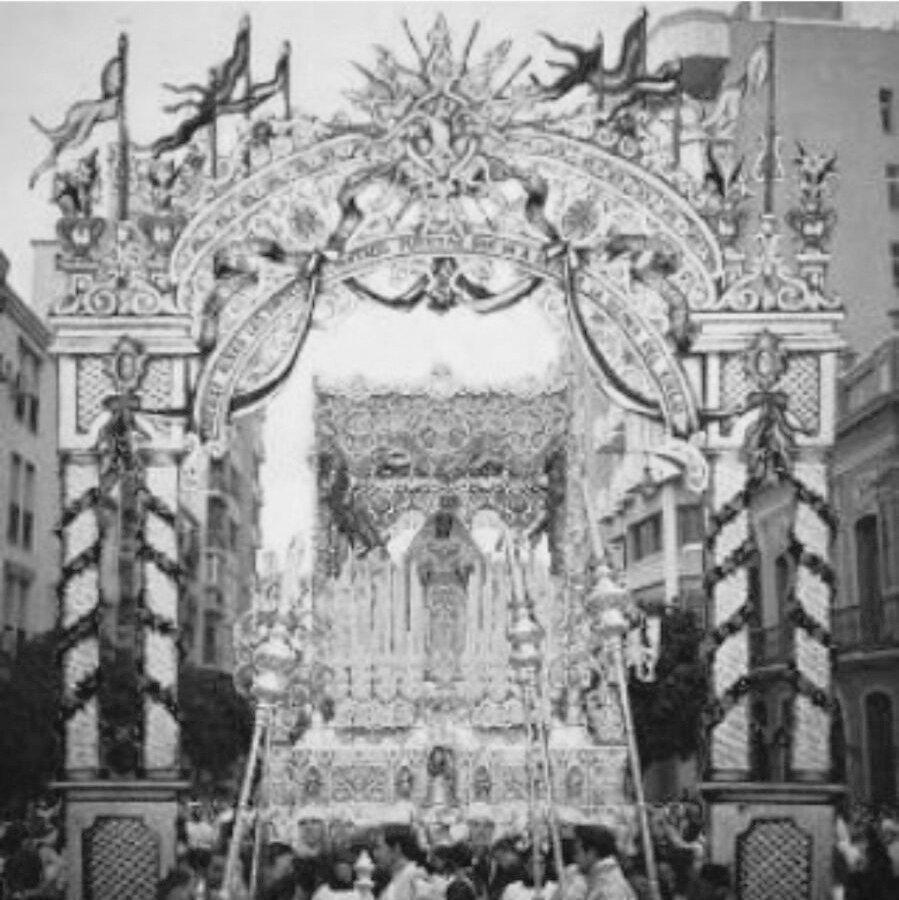 Un mes para poder vivir momentos como estos.. #RosCoeliReginaMundi #MalagaCoronaASuNovia #CofradiasMLG