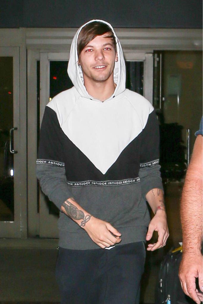 1D_24hNews's tweet photo. Louis arriving at LAX airport last night ❤️
#MTVHottest One Direction #DragMeDownMusicVideo #Louiskeepsmiling http://t.co/W8ikYocODp