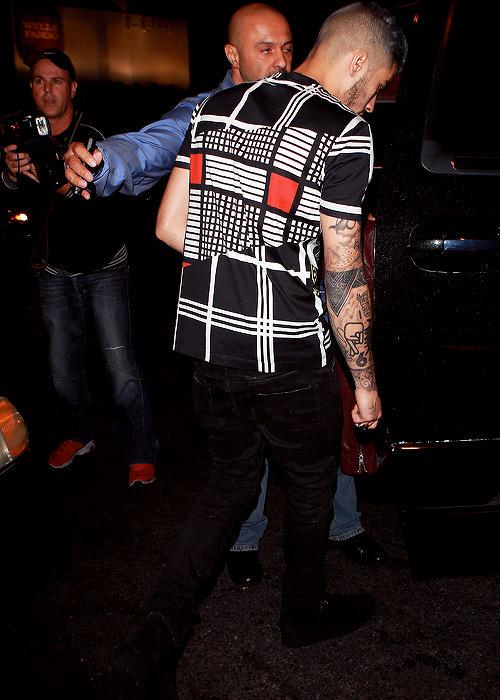 zainspics's tweet photo. HQ — zayn leaving '1 Oak' (LA)!  (8.12.15) http://t.co/gHUmMRPI2x