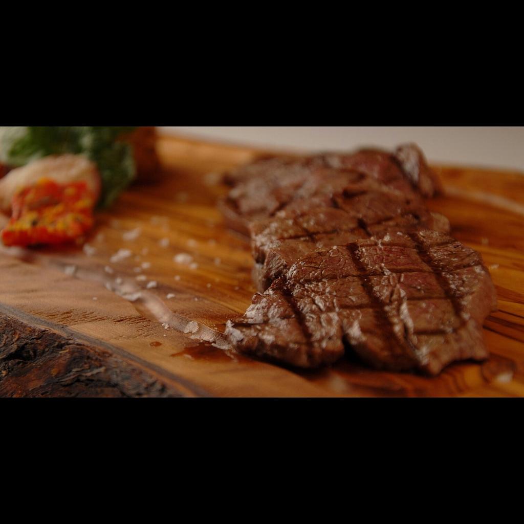 Türkiye'nin çeşitli bölgelerinden özenle seçilmiş etlerimizle siz misafirlerimizi bekliyoruz. #hacısteakhouse