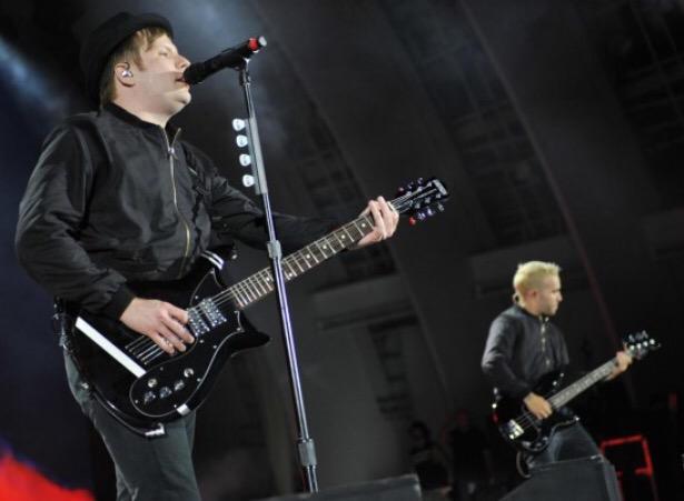 FOBzummerinfo's tweet photo. #BoysOfZummer at the Hollywood Bowl in Los Angeles, CA 8.10.15 #BoysofZummerTour #FallOutBoy - A http://t.co/hFPXGXorMv