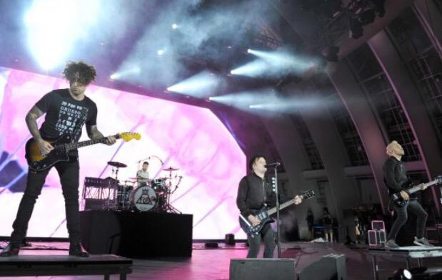FOBzummerinfo's tweet photo. #BoysOfZummer at the Hollywood Bowl in Los Angeles, CA 8.10.15 #BoysofZummerTour #FallOutBoy - A http://t.co/hFPXGXorMv