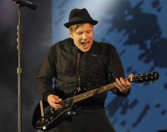 FOBzummerinfo's tweet photo. #BoysOfZummer at the Hollywood Bowl in Los Angeles, CA 8.10.15 #BoysofZummerTour #FallOutBoy - A http://t.co/6zBY37SSnh
