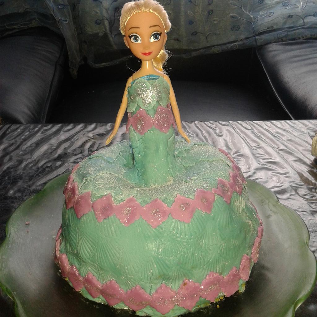 Fatimabaig08's tweet photo. Elsa cake http://t.co/tRaRENWcjl