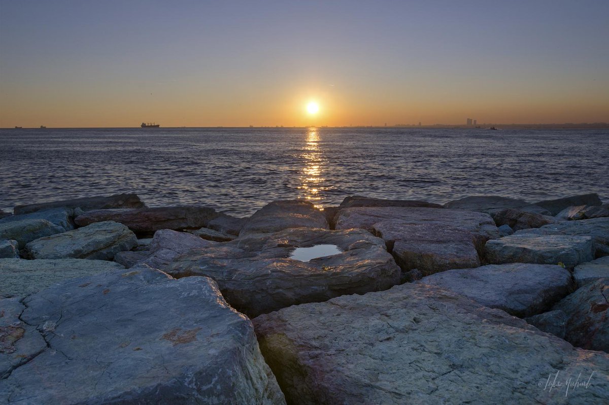 farcivilian's tweet photo. Sunset in Kadıköy, #Istanbul on the Marmara Sea #sunset #photographer http://t.co/sCkALMJD1R