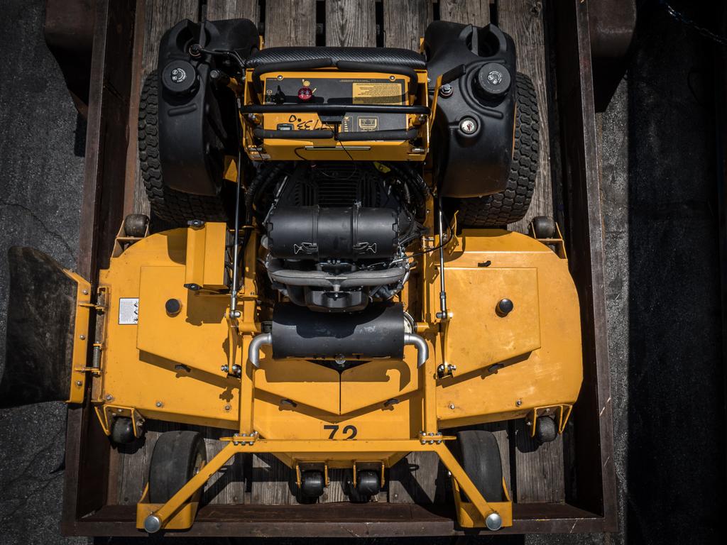 WrightMowers's tweet photo. The #standerzk is the first 72" mower to be shorter than it is wide. http://t.co/bpND9Ewjus