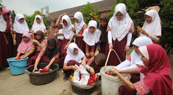 Jelang HUT ke-70 RI, Siswa SD di Banten Cuci Bendera Merah Putih news.liputan6.com/read/2292405/j…