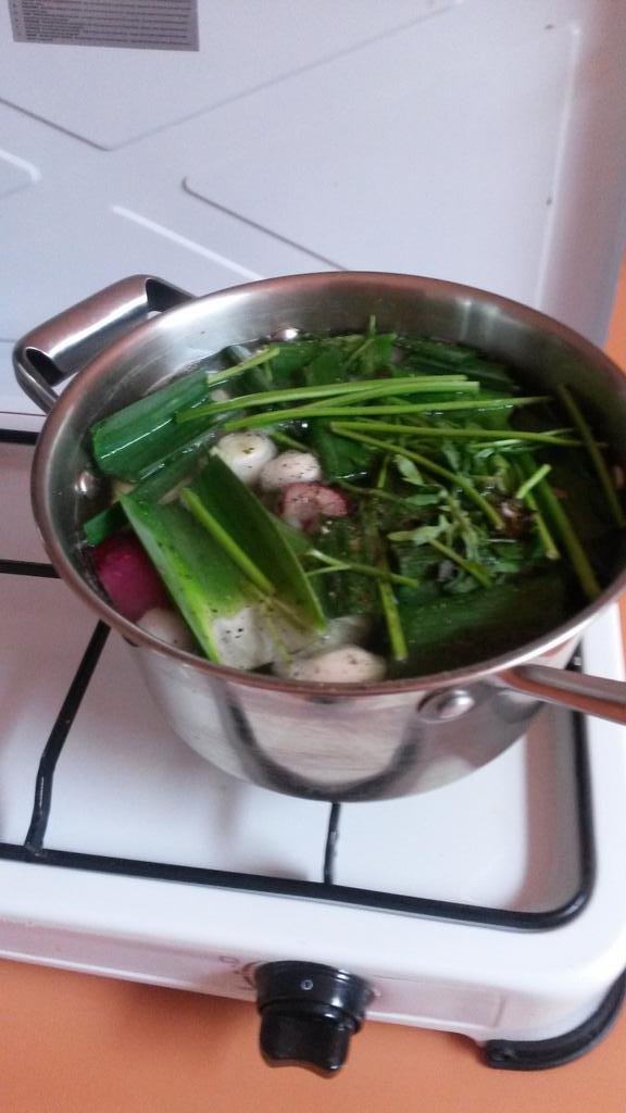 Boullion in de maak voor een heerlijke biologische groentesoep!