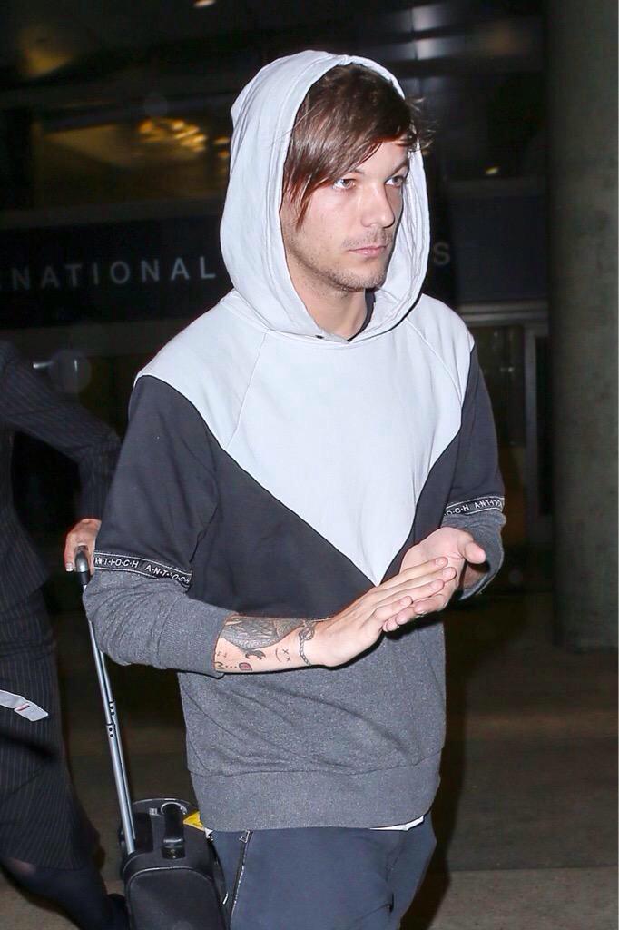 1DInfoForFans's tweet photo. Louis arriving at LAX yesterday! (via @fuckyeazarry ) http://t.co/PIi1wMh3vS