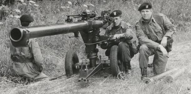 英国製無反動砲：Ordnance RCL 3.45in - Togetter
