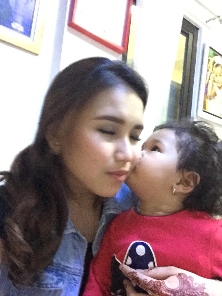 aytingnew92's tweet image. Smpe rumah dcium, dpeluk sm anak ini, ya allah lindungi bilqis slalu, trima ksh sudh hadir dlm khidupan bunda nak❤️🙏🏻