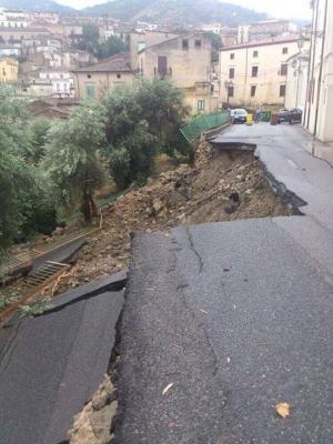 clearcardarc's tweet photo. #Rossano aiutateci!!! Vi prego!! Siamo in condizioni disastrose📉😿 http://t.co/6ViVCt3lN0