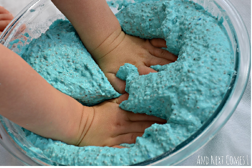 SineaPies's tweet photo. Playtime! https://t.co/P2BLtAW89s Keep those wipes handy :) #TripleClean @Huggies http://t.co/bwNz3V5GrF