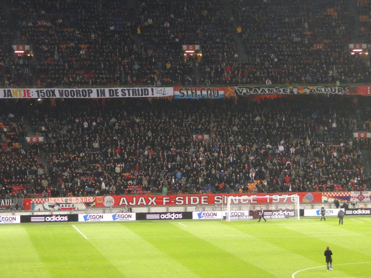 NoordB's tweet photo. South Crew speler banner: Vertonghen &amp; Alderweireld! http://t.co/rUCZX7PtIz