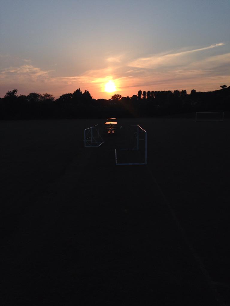 MarcusAnalysis's tweet image. The sun sets as Exeter U16s beat MAP Kings F.C. Roll on tonight's storm! ⚡️#ECFC #youth #academy #weatherman