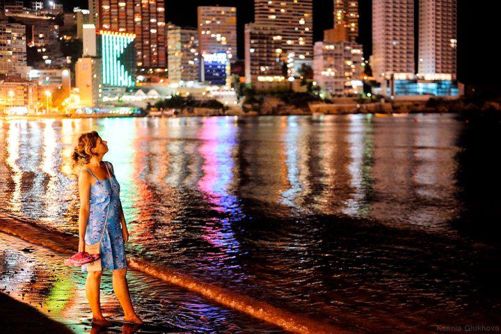 Paseo nocturno por la #playa de #Benidorm.... relajante caminar por la arena con estas vistas. ¿Nos acompañas?