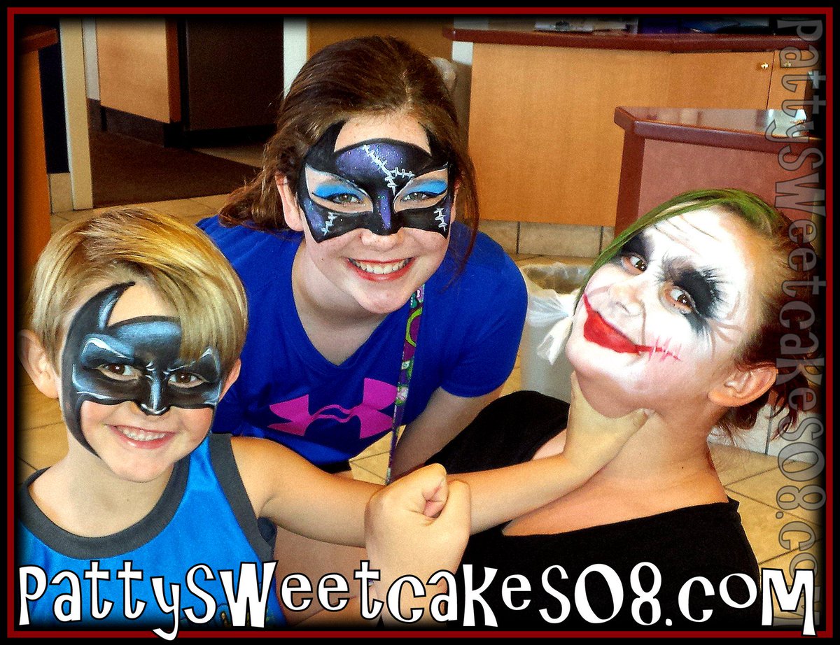 SillyFarm's tweet photo. Can you saw #awesome! Super powered inspiration by @pattysweetcakes <3 <3 #PaintMeHappy #faceart #facepaint #batman http://t.co/V1ycfJchbg