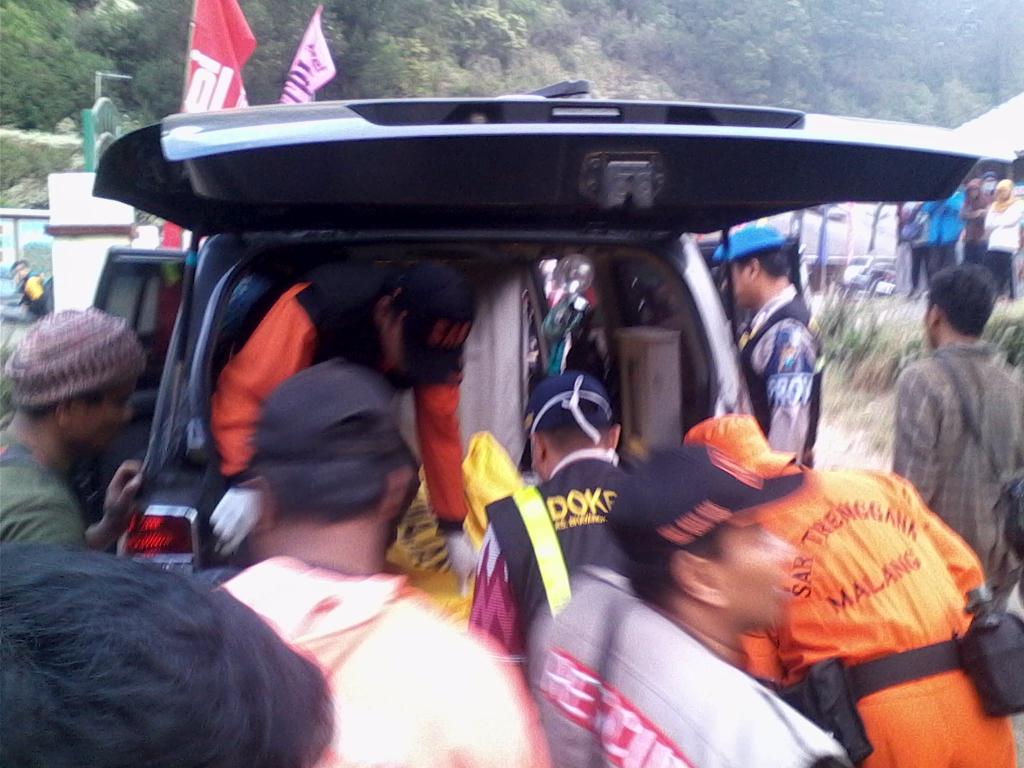 Jenazah Dania Agustina Rachman, 19 tahun siang tadi langsung dibawa ke kmr jenazah RSU Lumajang.. #SARsemeru