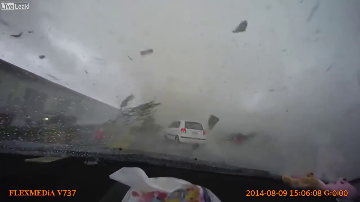 taringavideo's tweet photo. [VIDEO] IMPACTANTES IMÁGENES EN QUE UN  TIFON SE LLEVA UN AUTO EN SEGUNDOS: *** http://t.co/iYLZIZptiN*** http://t.co/eVehFI3GU5
