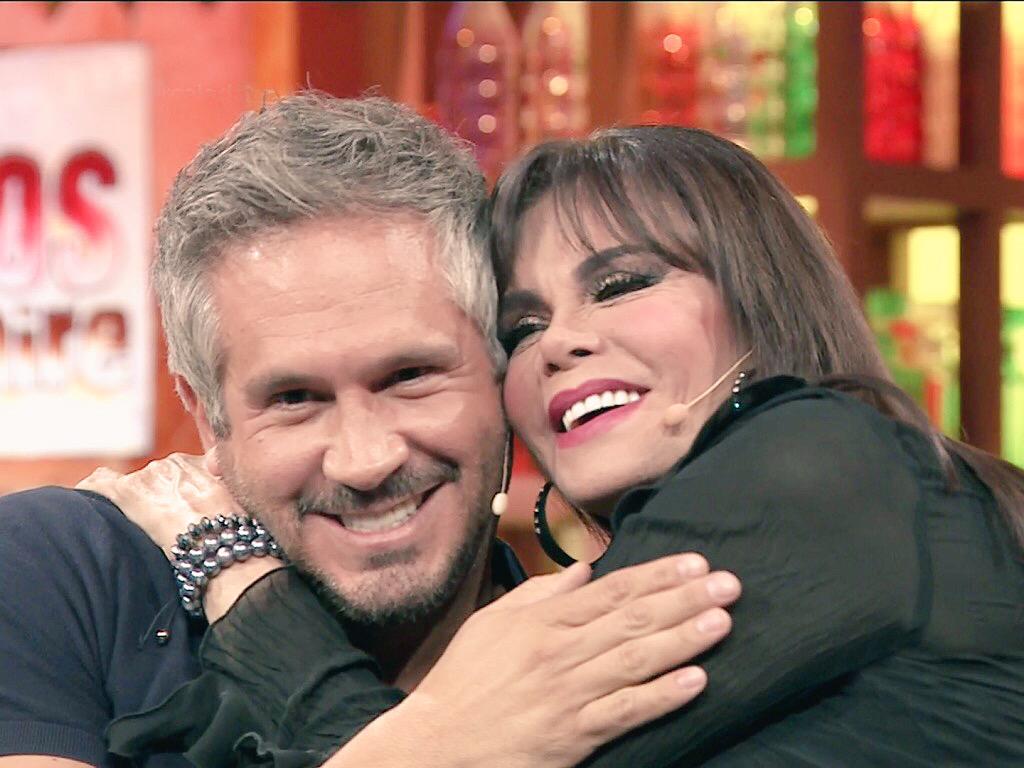 LuciaMendezOf's tweet photo. Mi Rey Adorado! @ArathdelaTorre Feliz de la vida porque serás mi padrino de honor en el cierre de @UnEncuentroObra 😘💋 http://t.co/i47D6PdikS