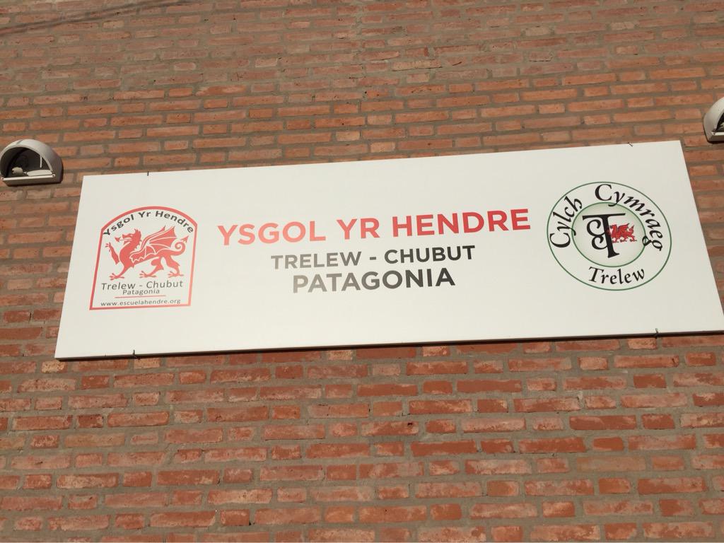 Urddieuenctid's tweet photo. Bore braf yn ysgol yr Hendre yn cynnal gweithdy drama #Mimosa15 . #Patagonia150 http://t.co/iqMxXJXGi9