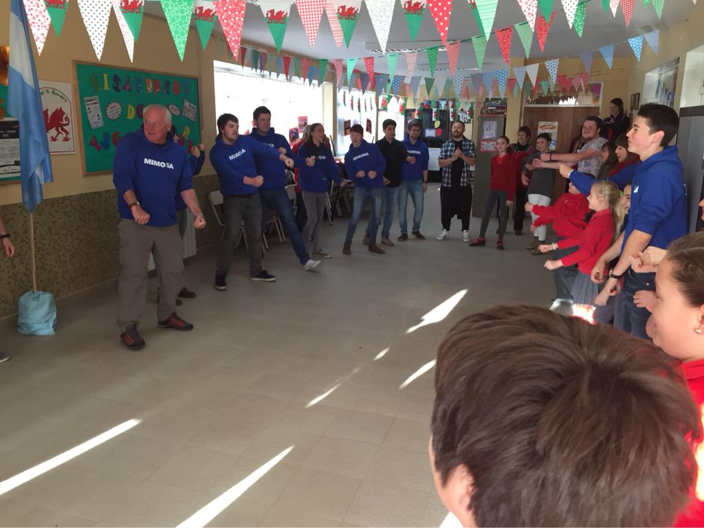 Urddieuenctid's tweet photo. Bore braf yn ysgol yr Hendre yn cynnal gweithdy drama #Mimosa15 . #Patagonia150 http://t.co/iqMxXJXGi9