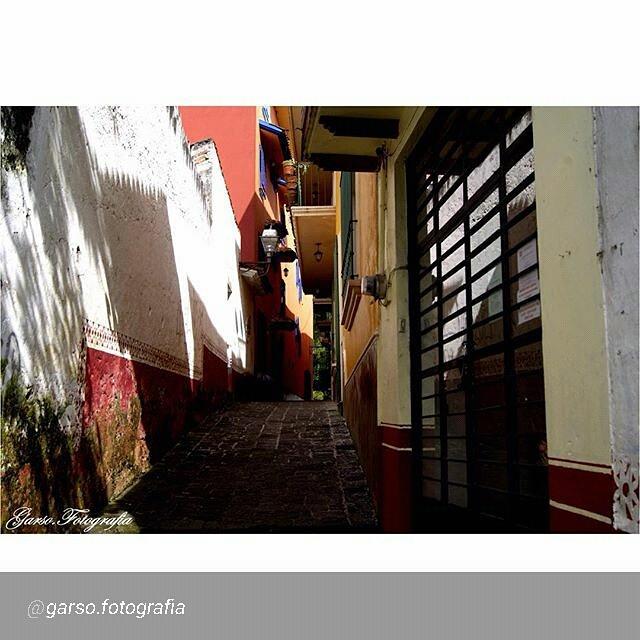 Xalapics's tweet photo. "Naolinco 1.4 @xalapics #Naolinco #Veracruz #Mexico  #Garso #Fotografia  #Callejon" pic: @garso.fotografia http://t.co/MhBsITRYKN
