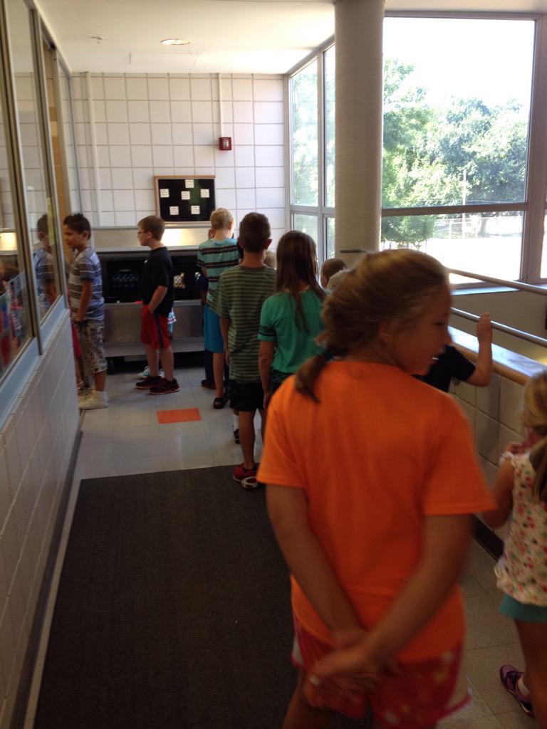 BeattieElementa's tweet photo. Grade 5 helping our Kindergarten Bobcats with there frat day lunch! http://t.co/J208NL0PuF