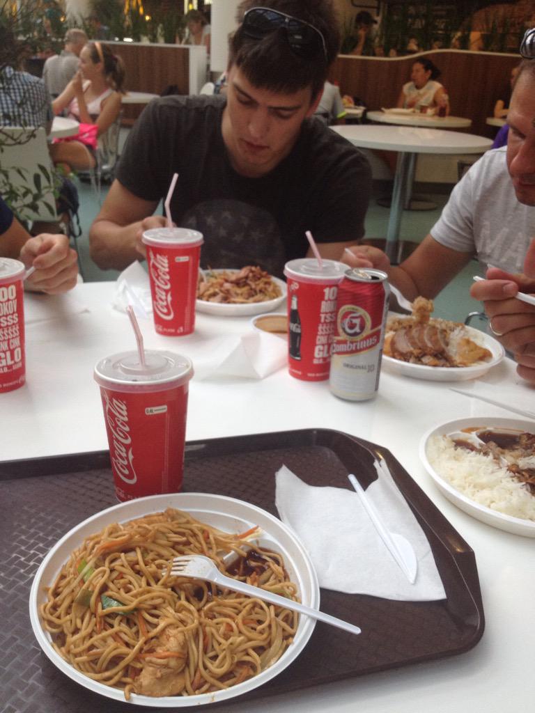 Vīri iestiprinās un gatavojas rītdienas mačiem #OldCrabsPrague
