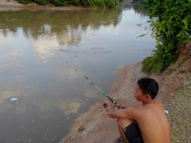 Pada suatu hari, Susanto sedang mancing menggunakan alatnya yg baru dibeli di warung. #MantapManiaMancing