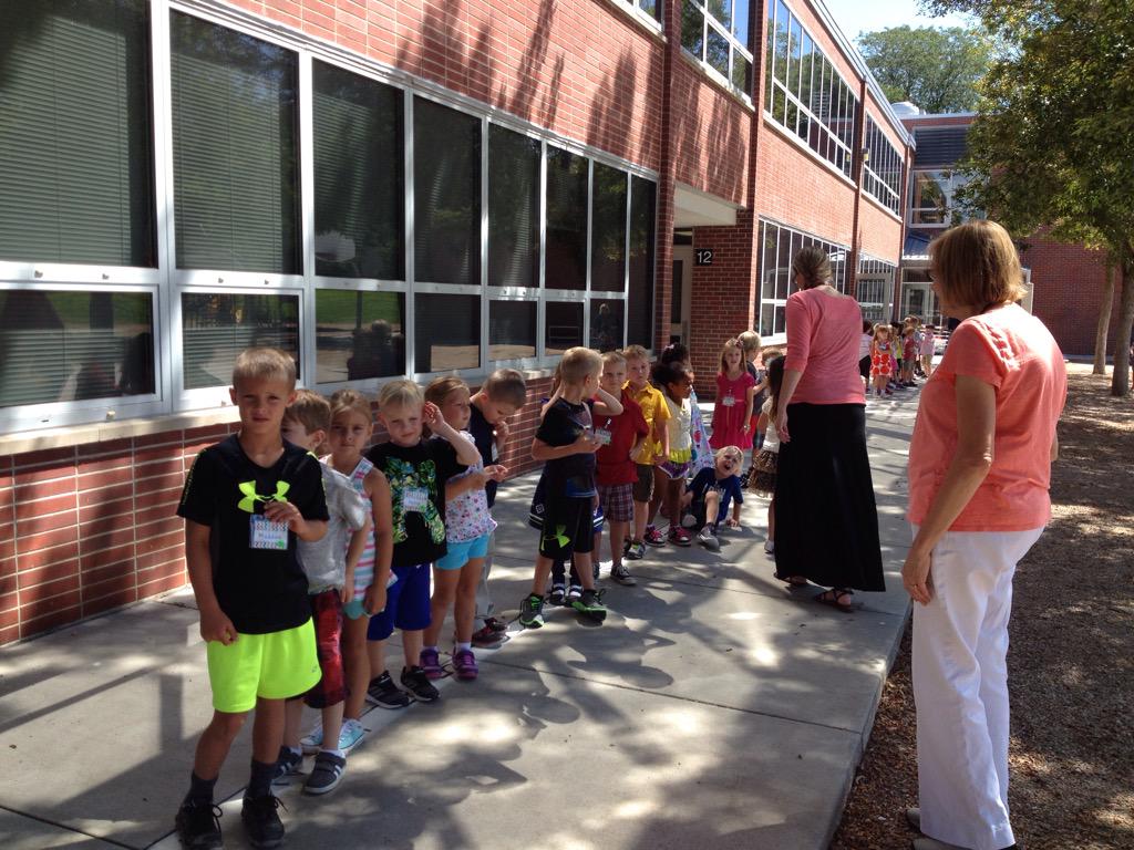 BeattieElementa's tweet photo. Kindergarten lunch recess http://t.co/vDhHdZmCV1