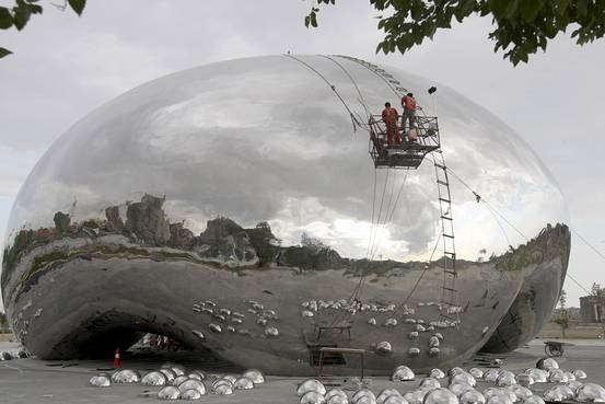 Q101Chicago's tweet photo. #CloudgateGate #Ohhellno #TheBeanIsNotAnOilBubble http://t.co/SSxbWorBlH <3 @laurenoneil http://t.co/aX6UPaDPTU