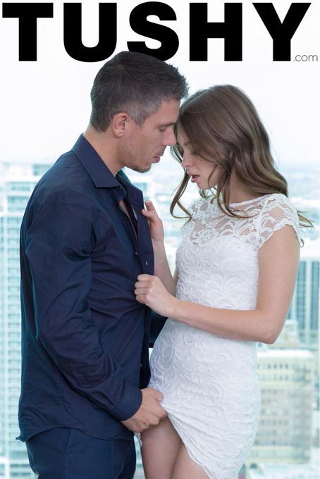 Watch Riley Reid's leaked NSFW photo on TwXstars