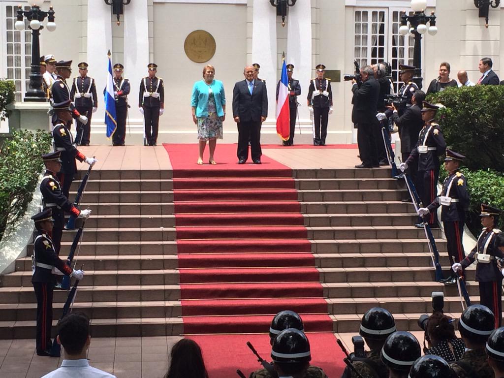 GobiernodeChile's tweet photo. Presidente de la República de El Salvador recibe a Michelle Bachelet en la Casa Presidencial #AgendaPdta http://t.co/drTwOySxlf