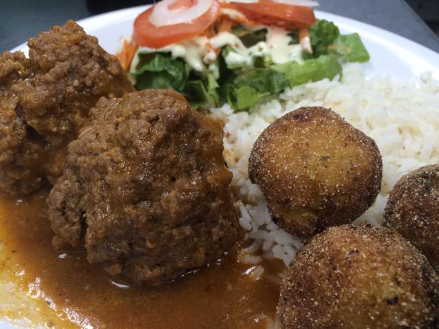 Para Deleitarse #menudeldia #mezclum albondigas con bolitas de plátano arroz y ensalada #AliadosdetuAlimentacion