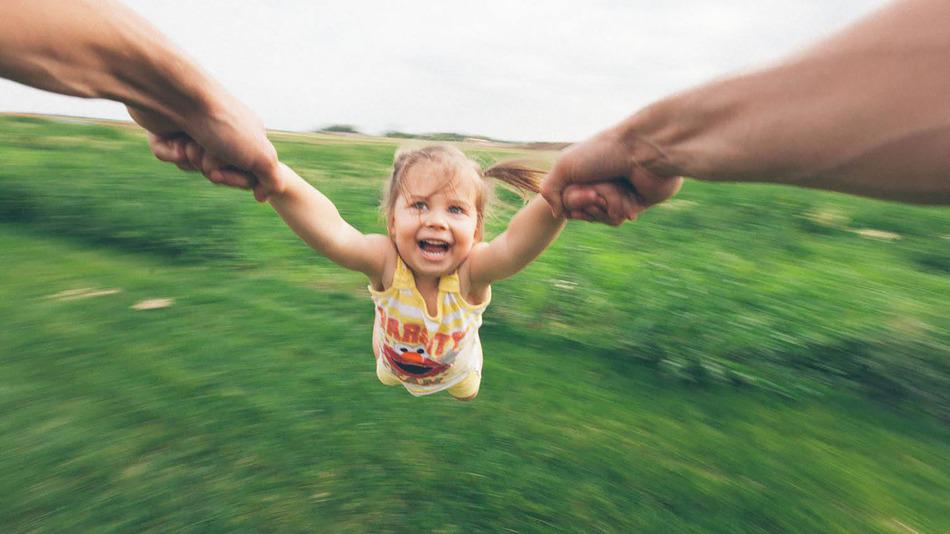 We love how this father captures the whimsy of childhood! These memories are worth cherishing! on.mash.to/1P6Z3gZ